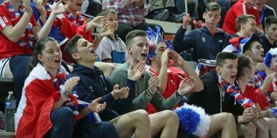 les-supporters-des-bleuets-lors-du-quart-de-finale-face-a-la-republique-cheque-aux-championnat-d-europe-juniors-de-badminton-a-mulhouse-photo-l-alsace-thierry-gachon-1491902469 les-supporters-des-bleuets-lors-du-quart-de-finale-face-a-la-republique-cheque-aux-championnat-d-europe-juniors-de-badminton-a-mulhouse-photo-l-alsace-thierry-gachon-1491902469